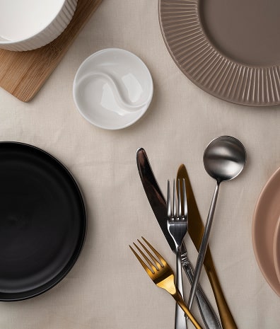Стол со столовыми приборами
